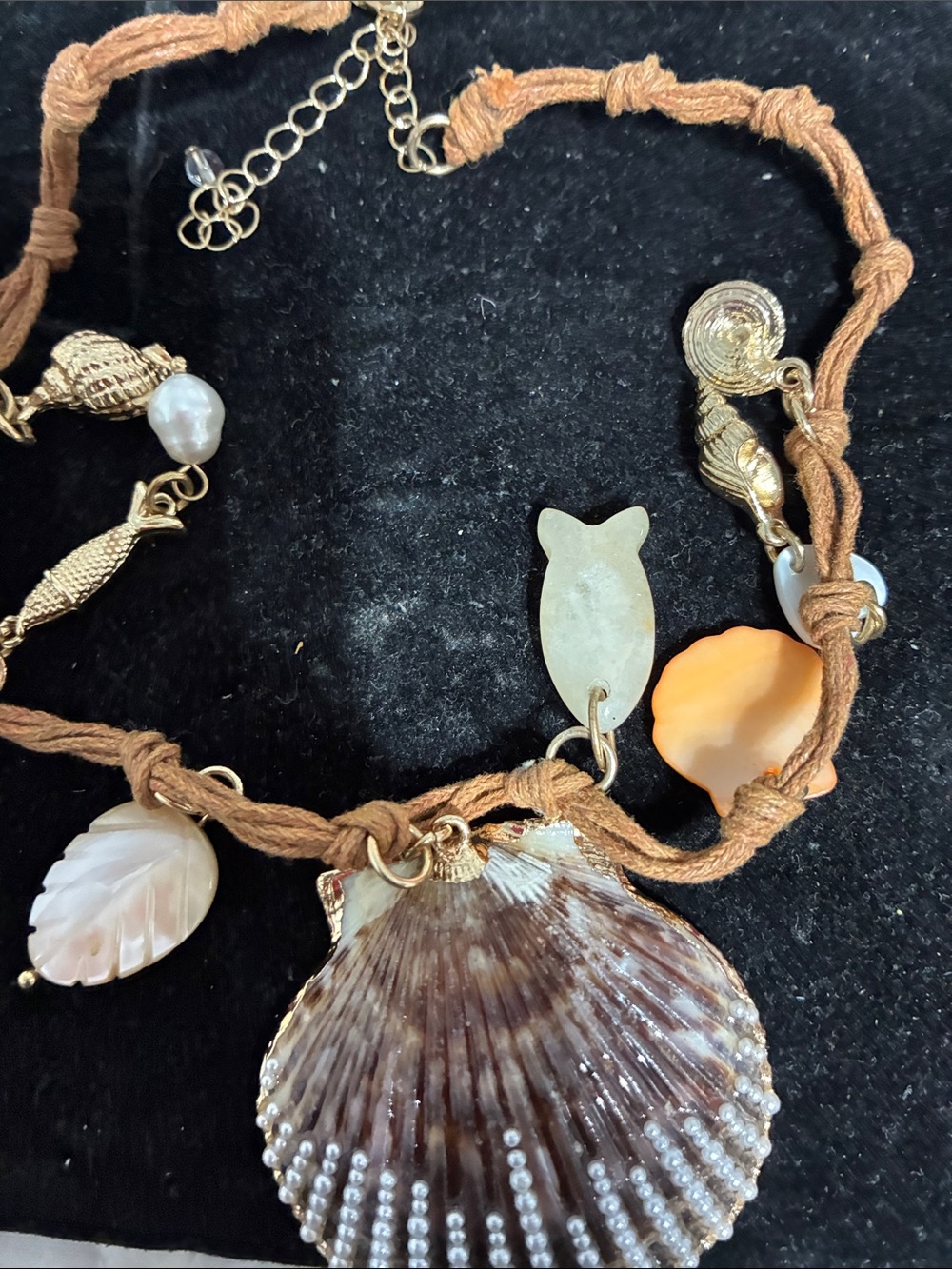 Seashells and mother of pearl leather pendants necklace.